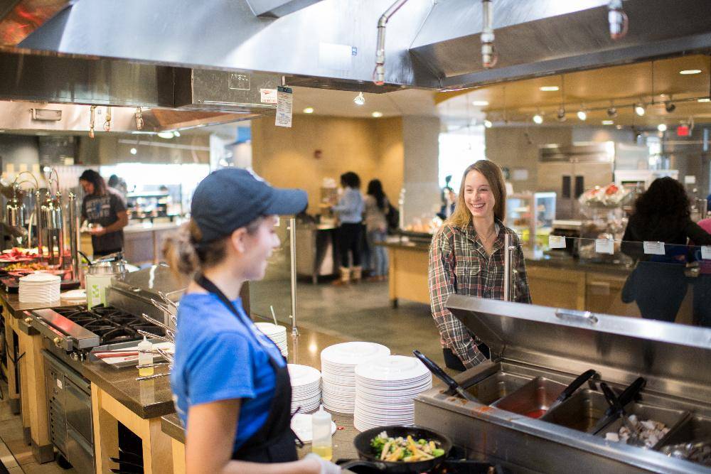 A student at the stir-fry station at Fresh Food Co.